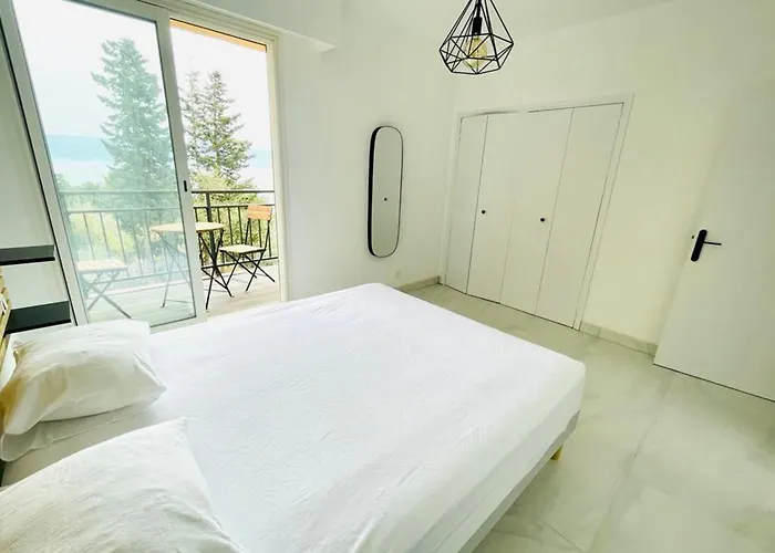 And Bright 60 M With Terrace View On The Sea