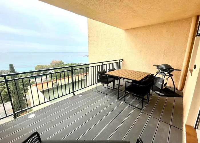 And Bright 60 M With Terrace View On The Sea