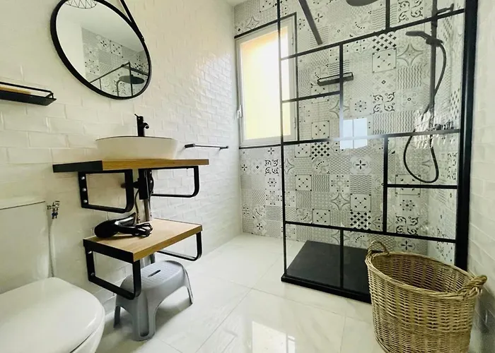 And Bright 60 M With Terrace View On The Sea *